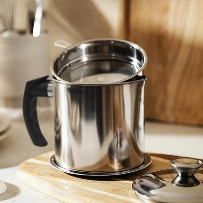 1.3L Stainless Steel Bacon Grease Container with Strainer | Comes with Anti-Slip Tray for Storing Frying Oil and Cooking Grease